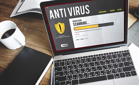 Ansicht eines Laptops auf dem Antivirus steht